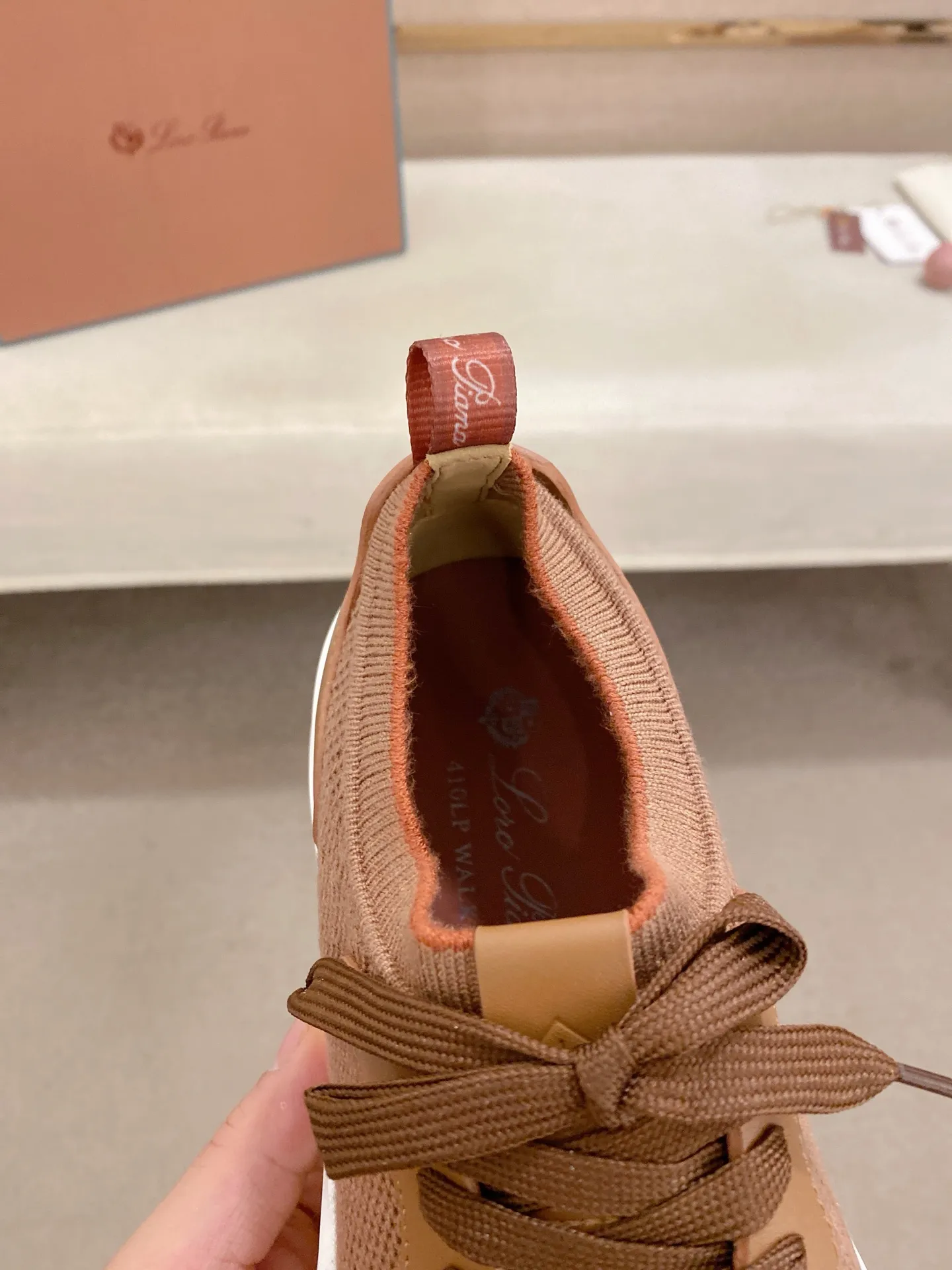 Men's shoes💰: 540💰🔥𝐥𝐨𝐫𝐨 𝐏𝐢𝐚𝐧𝐚 lp classic loafers, an Italian treasure brand, the only brand that can match Hermès! Only after wearing it do we realize that we can’t live up to our feet. The upper is made of imported first-layer cowhide with breathable fly-knit fabric, water-dyed cowhide foot pads, and the official original glass rubber outsole and pendant. Exclusive original packaging (tag ➕ brand paper ➕ outer box ➕ hand bag) code number: 38-44. Can be customized 45-46